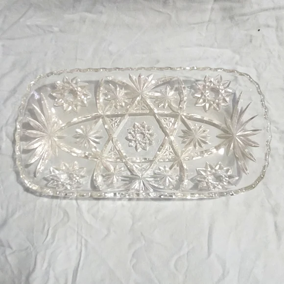 ⏳️Vintage⏳️ ANCHOR HOCKING Early Amercan Prescut Glass Serving Dish - Picture 3 of 6